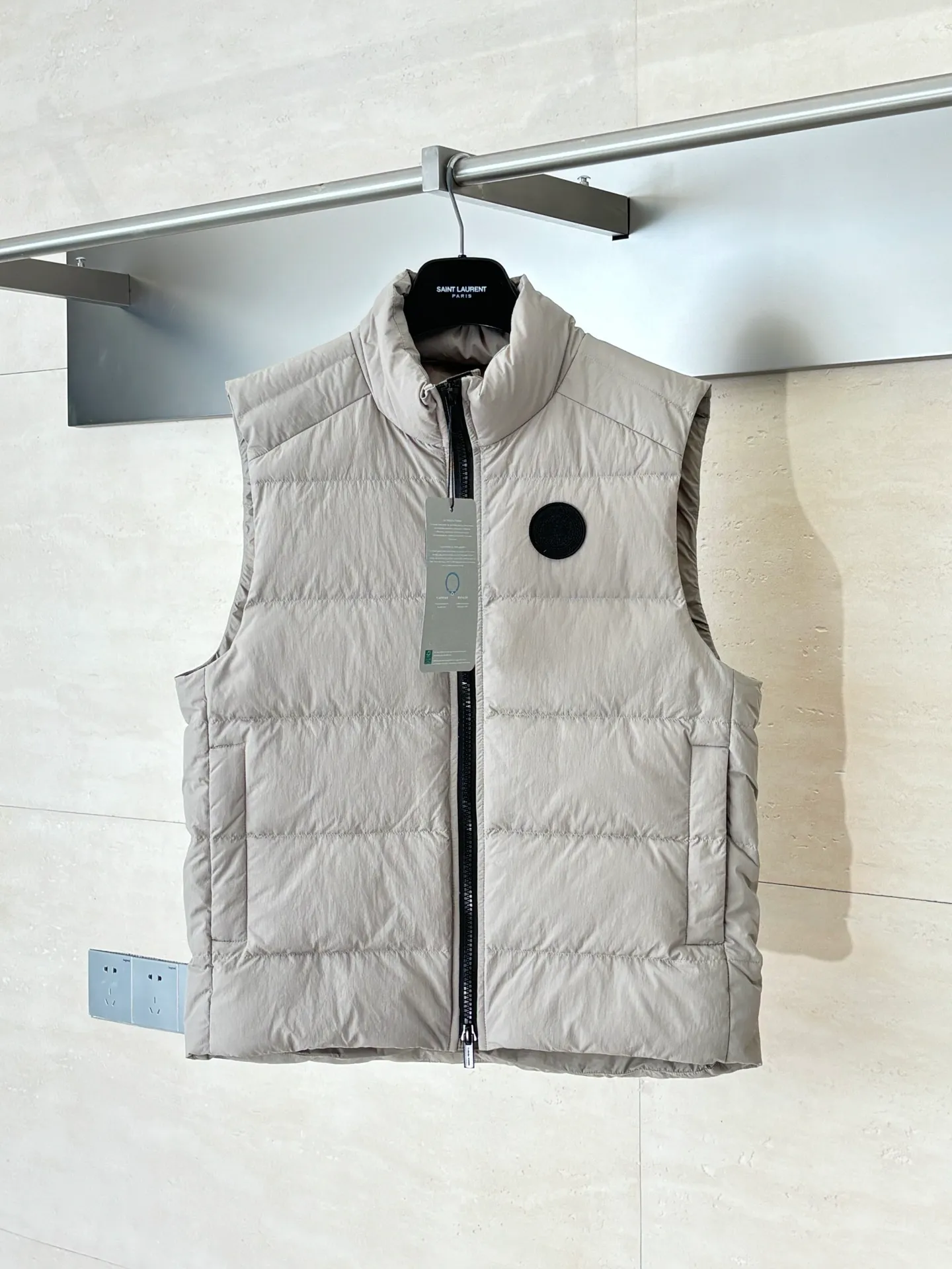 P690 Canada Goos*/Big Goose Rubber Label Badge Down Vest The fabric is made of high-quality protective nylon fabric, 90 national standard high-quality white duck down: selected high-fill down, weighing 160g, light and warm, with excellent temperature locking performance and good resilience. Three-dimensional quilting technology and precision thread reinforcement prevent lint from being drilled and ensure that the fluffy and resilient elasticity lasts like new.  Size：S/M/L/XL